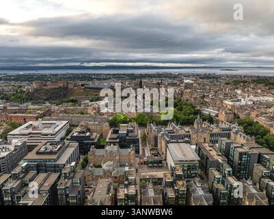 Vista aerea di splendidi paesaggi urbani con edifici storici e moderni nello skyline di Quartermile, Edimburgo, Regno Unito. Foto Stock