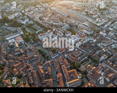 Vista aerea della pittoresca città vecchia con edifici affascinanti e tetti vivaci, Annecy, Francia. Foto Stock