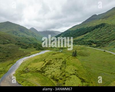 Vista aerea di un paesaggio mozzafiato caratterizzato da una montagna maestosa, un fiume tranquillo e una valle lussureggiante, Kyle, Regno Unito. Foto Stock
