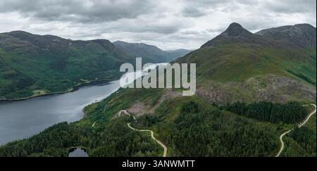 Vista aerea del tranquillo Loch Leven circondato da maestose montagne e lussureggiante vegetazione, Ballachulish, Regno Unito. Foto Stock