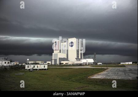 31 marzo 2011 - Cape Canaveral, Florida, Stati Uniti - Rain Delay. Una nuvola di temporale minacciosa si libra sull'edificio di assemblaggio del veicolo nell'area del complesso di lancio 39. Le attività del test dimostrativo per il conto alla rovescia degli astronauti della STS-134 sono in fase di adeguamento a causa delle condizioni meteorologiche. Forti tempeste associate a un sistema frontale si spostarono attraverso la Florida centrale, producendo forti venti, forti piogge, fulmini frequenti e persino nuvole di imbuto. Lo Space Shuttle Endeavour e il suo equipaggio consegneranno lo spettrometro magnetico Alpha e i pezzi di ricambio, tra cui due antenne di comunicazione in banda S, un'alta pressione Foto Stock