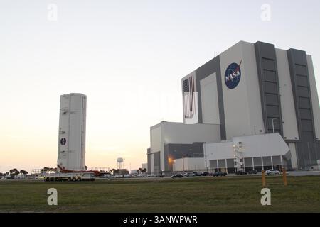 21 marzo 2011 - Cape Canaveral, Florida, Stati Uniti - di passaggio. Un contenitore, che trasporta l'Alpha Magnetic Spectrometer-2 (AMS) e l'Express Logistics Carrier-3 per la missione STS-134 dello Space Shuttle Endeavour, passa davanti al Vehicle Assembly Building durante il suo viaggio dalla Canister Rotation Facility al Launch Pad 39A presso il Kennedy Space Center della NASA in Florida. Sul pattino, gli equipaggi spostano il carico utile nel meccanismo di movimentazione a terra del carico utile e la struttura di servizio rotante che protegge l'inversore dagli elementi e consente l'accesso ai suoi componenti viene ruotata di nuovo in posizione. Lo spazio Foto Stock