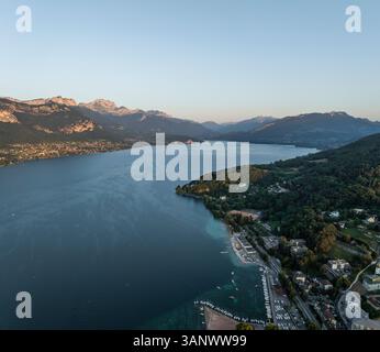 Vista aerea dello splendido lago di Annecy, circondato da montagne panoramiche e dall'incantevole Vieille Ville, Annecy, Francia. Foto Stock