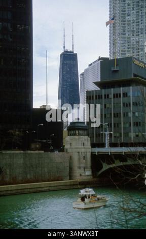 Chicago River 1984. Ponte Irv Kupcinet. Luogo dove sorge il Trump International Hotel & Tower Chicago, ora al posto del Chicago Sun-Times. John Hancock Center in background. 330 N. Wabash (IBM) sulla sinistra. Chicago storica a metà degli anni ottanta. Foto Stock