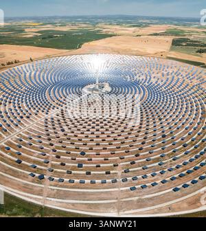Vista aerea dell'impianto di pannelli solari Gemasolar con energia rinnovabile, Fuentes de Andalucia, Siviglia, Spagna. Foto Stock