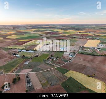 Vista aerea delle forme di prato naturali nei campi di San Clemente, Cuenca, Spagna. Foto Stock