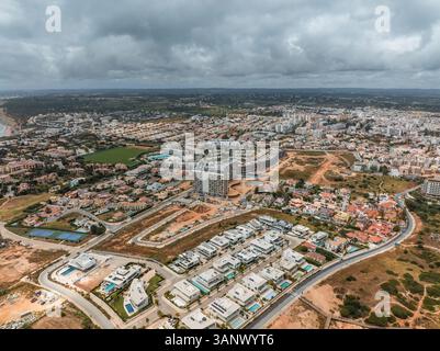 Vista aerea dei tetti residenziali al tramonto, Lagos, regione dell'Algarve, Portogallo. Foto Stock