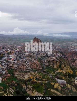 Vista aerea della città vecchia di Uchisar con castello sulla cima di una collina che si affaccia sulla valle del Pigeon, Cappadocia, Nevsehir, Turchia. Foto Stock