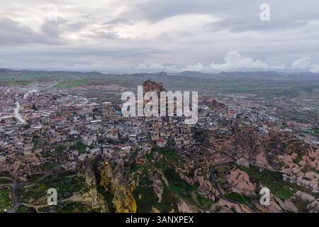 Vista aerea della città vecchia di Uchisar con castello sulla cima di una collina che si affaccia sulla valle del Pigeon, Cappadocia, Nevsehir, Turchia. Foto Stock