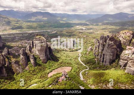 Vista aerea del monastero di Iera Moni Rousanou, un antico monastero ortodosso orientale a Meteora, Trikala, Tessaglia, Grecia. Foto Stock