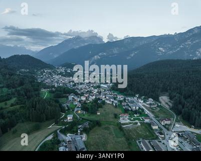 Veduta aerea di Pieve di Cadore al tramonto, una piccola cittadina sulle Dolomiti, Belluno, Veneto, Italia. Foto Stock