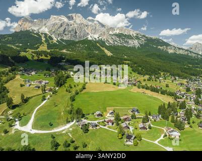 Veduta aerea dell'area residenziale di Cortina d'Ampezzo con case nella valle, provincia di Belluno, area Dolomiti, Veneto, Italia. Foto Stock