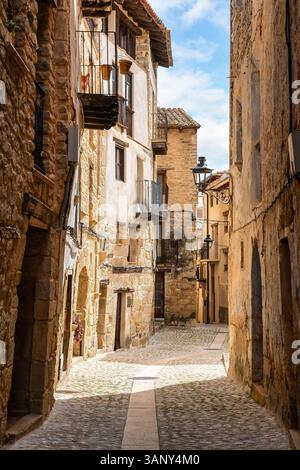 Viuzze strette con vecchie case in pietra dipinte nei colori nello splendido villaggio di Valderrobres, Teruel. Foto Stock