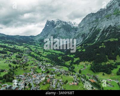 Veduta aerea di Grindelwald, una piccola cittadina nella valle con il monte Wetterhorn sullo sfondo delle Alpi svizzere, Canton Berna, Svizzera. Foto Stock