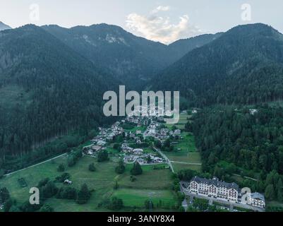 Veduta aerea di Nebbiu, una piccola cittadina sul crinale delle Dolomiti al tramonto, Veneto, Belluno, Italia. Foto Stock