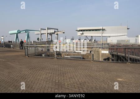 L'edificio del centro di controllo della baia di Cardiff chiude l'edificio metallico dell'architettura modernista del Galles nel Regno Unito Foto Stock