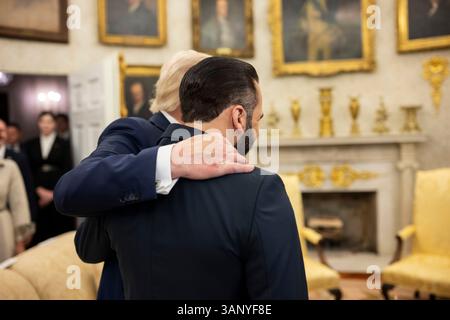 Washington, Stati Uniti. 14 aprile 2025. U. Il presidente Donald Trump, a sinistra, con il braccio intorno al presidente salvadoriano Nayib Bukele, a destra, prima del loro incontro bilaterale presso l'Ufficio ovale della Casa Bianca, 14 aprile 2025 a Washington, DC crediti: Daniel Torok/White House Photo/Alamy Live News Foto Stock