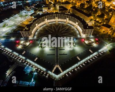 Vista aerea di Piazza della Libertà, di notte nel centro di Salerno, Campania, Italia. Foto Stock