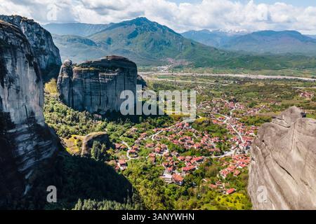 Vista aerea della città di Kastraki circondata da formazioni rocciose naturali a Meteora, Trikala, Tessaglia, Grecia. Foto Stock