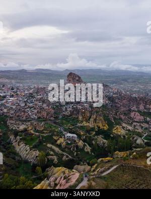 Vista aerea della città vecchia di Uchisar con castello sulla cima di una collina che si affaccia sulla valle del Pigeon, Cappadocia, Nevsehir, Turchia. Foto Stock