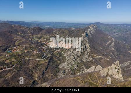 Veduta aerea di Castelmezzano, una piccola cittadina sulla cima delle Dolomiti Lucane, potenza, Basilicata, Italia. Foto Stock