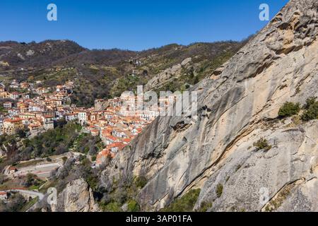 Veduta aerea di Castelmezzano, una piccola cittadina sulla cima delle Dolomiti Lucane, potenza, Basilicata, Italia. Foto Stock