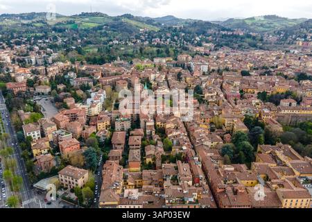 Veduta aerea di un quartiere residenziale di Bologna con le colline sullo sfondo, Bologna, Emilia, Romagna, Italia. Foto Stock