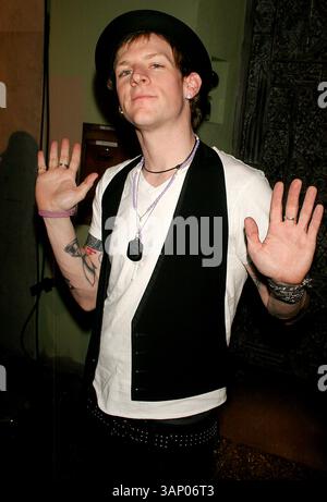 28 settembre 2005 - Hollywood, CALIFORNIA, USA - K45168MR. FESTA PER il 18° COMPLEANNO DI HILARY DUFF. MOOD CLUB, HOLLYWOOD, CA. (09-28-05). MILANO / 2005.JOSH MADDEN. (Immagine di credito: © Globe Photos/ZUMAPRESS.com) Foto Stock