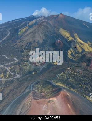 Veduta aerea panoramica dei crateri di Silvestri sul vulcano Etna, Catania, Sicilia, Italia. Foto Stock