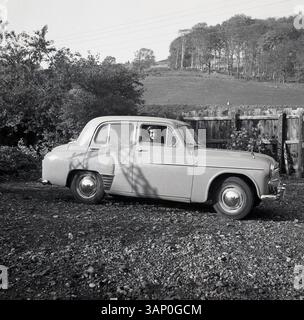 Anni '1950, storica, Frances Irvine seduta su un'auto Hillman Mix dell'epoca. Sorella di Richard Irvine, maggiore del King's Own Scottish Borderers (KOSB) a Berwick-upon-Tweed, Scozia, Regno Unito e figlia del colonnello Arthur Irvine, Royal Army Medical Corps e DSO. Foto Stock