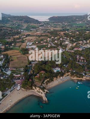Veduta aerea del Lido di Capoliveri al tramonto sull'Isola d'Elba, Toscana, Italia. Foto Stock