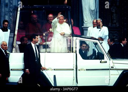 1 APRILE 2005 - PAPA GIOVANNI PAOLO II PASSA ATTRAVERSO LA FOLLA DELLA SACRA HEART CHURCH, NEW JERSEY. S RUSSELL / / POPEJOHNPAULRETRO2(immagine di credito: © Globe Photos/ZUMAPRESS.com) Foto Stock