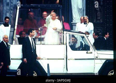 1 APRILE 2005 - PAPA GIOVANNI PAOLO II PASSA ATTRAVERSO LA FOLLA DELLA SACRA HEART CHURCH, NEW JERSEY. S RUSSELL / / POPEJOHNPAULRETRO2(immagine di credito: © Globe Photos/ZUMAPRESS.com) Foto Stock