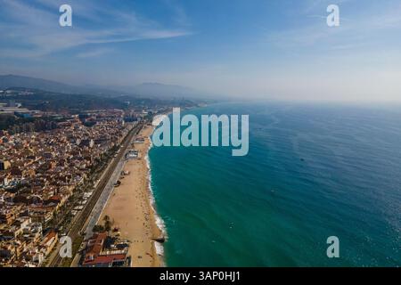 Vista aerea della costa con spiagge a Badalona, Catalunya, Barcellona, Spagna. Foto Stock