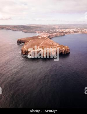 Vista aerea della fortezza di Sagres (Fortaleza de Sagres) e il faro sulla scogliera che si affaccia sull'Oceano Atlantico, Sagres, regione dell'Algarve, Portogallo. Foto Stock