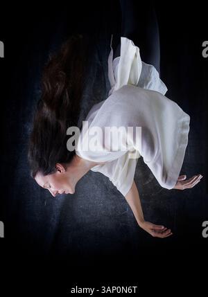 donna con camicetta bianca a maniche larghe appoggiata alla schiena, spagna Foto Stock