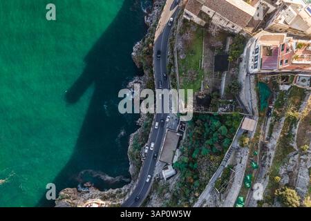 Veduta aerea dei veicoli che guidano lungo la strada costiera amalfitana, una strada panoramica vicino a Positano, Salerno, Italia. Foto Stock
