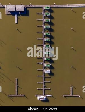 Vista aerea del porto di Lisbona e del terminal dei traghetti lungo il fiume Tago, Lisbona, Portogallo. Foto Stock