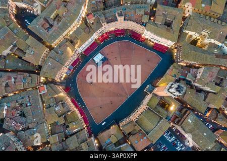 Veduta aerea di Piazza del campo, una piazza popolare per le feste pubbliche nel centro di Siena al tramonto, Siena, Toscana, Italia. Foto Stock