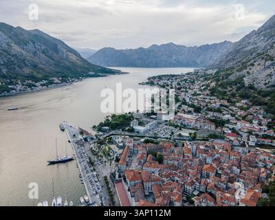 Vista aerea della splendida città di Cattaro al tramonto con la baia di Cattaro e i fiordi sullo sfondo, la penisola dei Balcani e il Montenegro. Foto Stock
