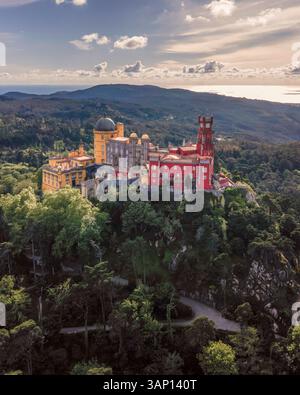 Vista aerea del Palazzo pena, un palazzo romanticista in cima a una collina nel parco al tramonto, Sintra, Lisbona, Portogallo. Foto Stock