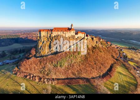 Vista aerea del castello di Riegersburg, una maestosa fortezza medievale circondata da pittoresche campagne al tramonto, Riegersburg, Stiria, Austria. Foto Stock