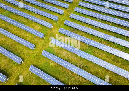 Vista aerea dell'impianto fotovoltaico con pannelli solari su pascolo, Lachtal, Stiria, Austria. Foto Stock