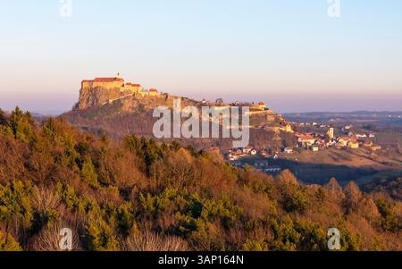Vista aerea del castello di Riegersburg su una collina circondata dalla foresta al tramonto, Riegersburg, Austria. Foto Stock