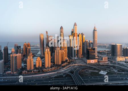 Dubai, Emirati Arabi Uniti - 14 febbraio 2022: Vista aerea dello skyline della marina di dubai con moderni grattacieli e l'autostrada trafficata, dubai, emirati arabi uniti Foto Stock