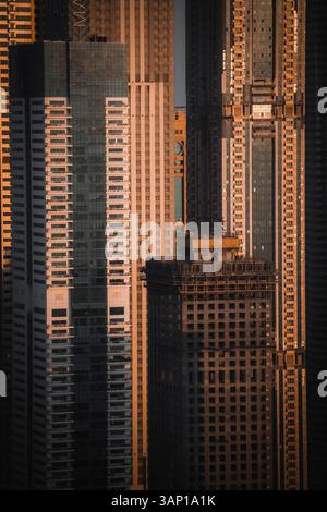 Vista aerea di grattacieli mozzafiato ed edifici moderni a Dubai Marina, Dubai, Emirati Arabi Uniti. Foto Stock