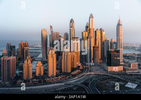 Dubai, Emirati Arabi Uniti - 14 febbraio 2022: Vista aerea dello skyline della marina di dubai con moderni grattacieli e lungomare, dubai, Emirati arabi uniti Foto Stock