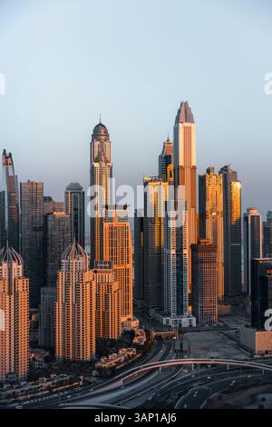 Dubai, Emirati Arabi Uniti - 14 febbraio 2022: Vista aerea dello splendido skyline di Dubai Marina con moderni grattacieli e il cielo al tramonto, Dubai, Emirati Arabi Uniti. Foto Stock