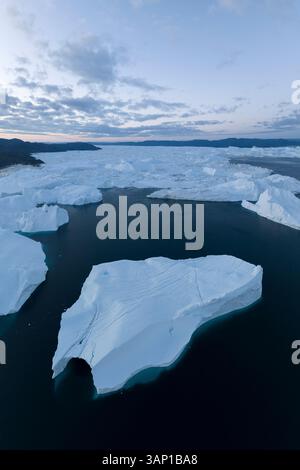 Vista aerea di un enorme iceberg con una grotta presso il fiordo di ghiaccio di Ilulissat in Groenlandia, Artico. Foto Stock