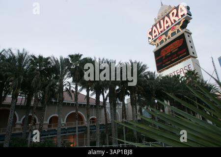 2011 MAGGIO 16: Il segno del Sahara visto dalla mediana della Striscia. L'hotel-casinò Sahara chiude dopo 59 anni di attività sulla Strip di Las Vegas a Las Vegas, Nevada. Le 1.720 camere Sahara hanno aperto nel 1952 ed erano degli ultimi casinò dell'era Rat Pack che operavano sulla Strip (immagine di credito: © Josh Holmberg/Cal Sport Media/ZUMAPRESS.com) Foto Stock